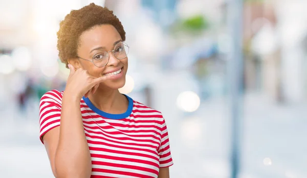 Vackra Unga Afroamerikanska Kvinna Som Bär Glasögon Över Isolerade Bakgrund — Stockfoto