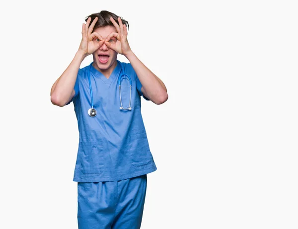 Mladý Lékař Nosí Izolovaném Pozadí Lékařskou Uniformu Dělá Dobře Gesto — Stock fotografie
