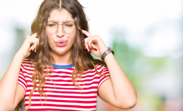 Junge Schöne Frau Mit Brille Die Ohren Mit Fingern Mit — Stockfoto