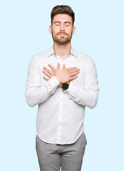 Jovem Homem Negócios Bonito Sorrindo Com Mãos Peito Com Olhos — Fotografia de Stock