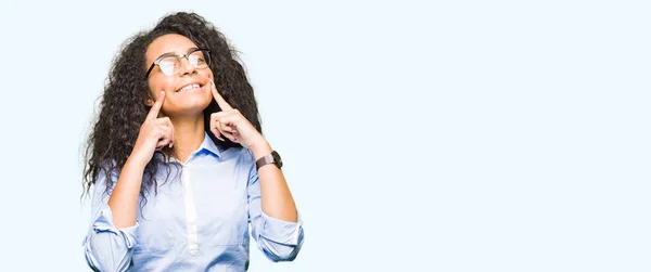 Menina Negócios Bonita Nova Com Cabelo Encaracolado Usando Óculos Sorrindo — Fotografia de Stock