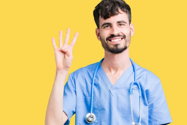 Junge Hübsche Krankenschwester Mann Trägt Chirurgenuniform Über Isoliertem Hintergrund Zeigt — Stockfoto