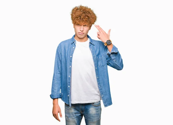 Jovem Homem Bonito Com Cabelo Afro Vestindo Casaco Ganga Tiro — Fotografia de Stock