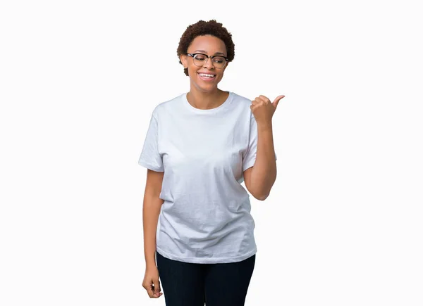 Piękna Młoda Kobieta Afroamerykanów Okularach Białym Tle Uśmiechnięty Szczęśliwy Twarz — Zdjęcie stockowe