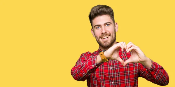 Kalp Simgesi Elleriyle Şekil Gösterilen Aşık Gülümseyen Yakışıklı Delikanlı Romantik — Stok fotoğraf