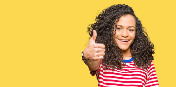 Mulher Bonita Nova Com Cabelo Encaracolado Usando Listras Shirt Fazendo — Fotografia de Stock