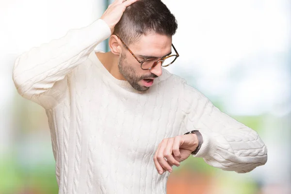 Giovane Bell Uomo Che Indossa Occhiali Sfondo Isolato Guardando Tempo — Foto Stock