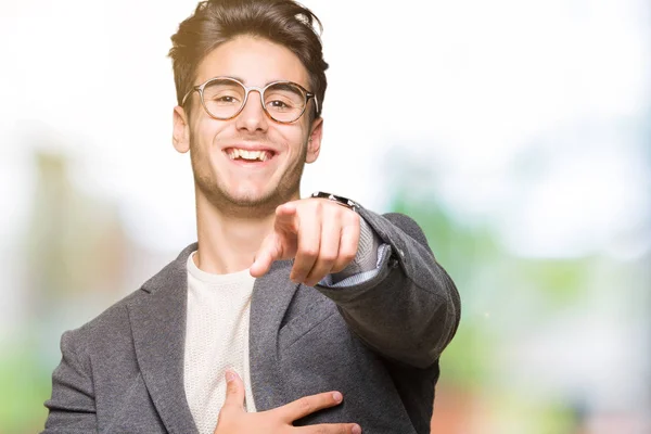 Jovem Homem Negócios Usando Óculos Sobre Fundo Isolado Rindo Você — Fotografia de Stock