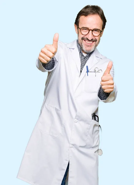 Médicos Mediana Edad Con Abrigo Médico Aprobando Hacer Gesto Positivo — Foto de Stock