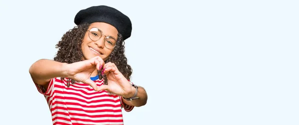 Young Beautiful Woman Curly Hair Wearing Glasses Fashion Beret Smiling — Stock Photo, Image