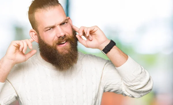 Joven Hombre Hipster Vistiendo Suéter Invierno Cubriendo Las Orejas Con —  Fotos de Stock