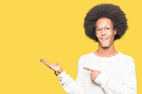 Jovem Afro Americano Com Cabelo Afro Vestindo Óculos Espantado Sorrindo — Fotografia de Stock