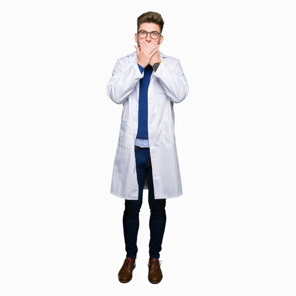 Mladý Pohledný Vědec Muž Nosí Brýle Šokován Pokrývající Ústa Rukama — Stock fotografie