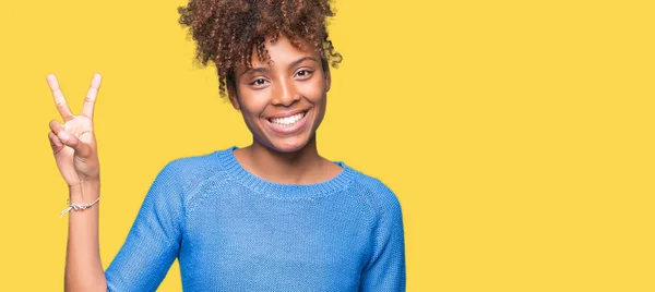 Linda Jovem Afro Americana Sobre Fundo Isolado Mostrando Apontando Para — Fotografia de Stock