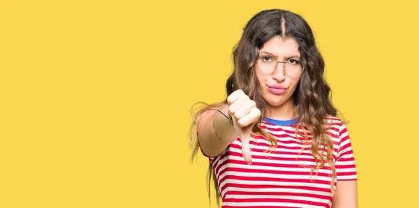 Mujer Hermosa Joven Con Gafas Que Ven Infelices Enojadas Mostrando — Foto de Stock