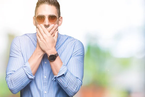 Joven Hombre Guapo Con Gafas Sol Sobre Fondo Aislado Impactó —  Fotos de Stock