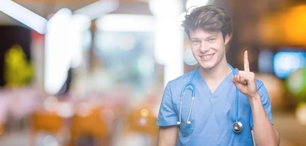 Giovane Medico Indossa Uniforme Medica Sfondo Isolato Mostrando Indicando Con — Foto Stock