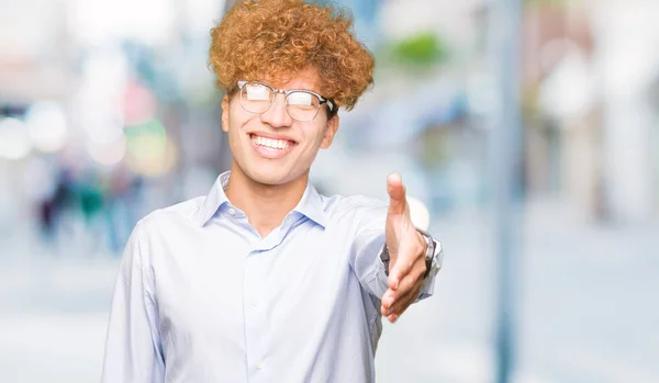 Joven Hombre Negocios Guapo Con Gafas Afro Con Una Sonrisa — Foto de Stock