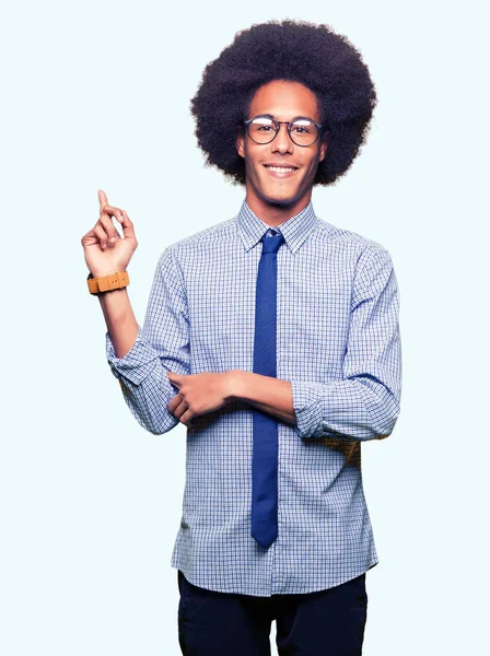Joven Hombre Negocios Afroamericano Con Cabello Afro Usando Gafas Con —  Fotos de Stock