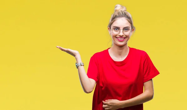 Jonge Mooie Blonde Vrouw Dragen Rode Shirt Glazen Geïsoleerde Achtergrond — Stockfoto