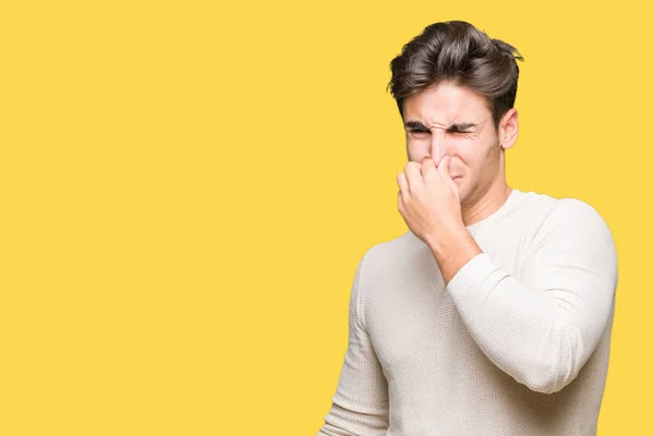 Jonge Knappe Man Geïsoleerde Achtergrond Iets Ruiken Stinkende Walgelijk Ondraaglijke — Stockfoto