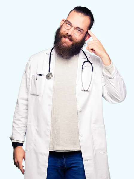 ひげを着て医療ブロンド女医男コート ヘッド つの指 素晴らしいアイデアや思考 良いメモリを指している笑みを浮かべて — ストック写真