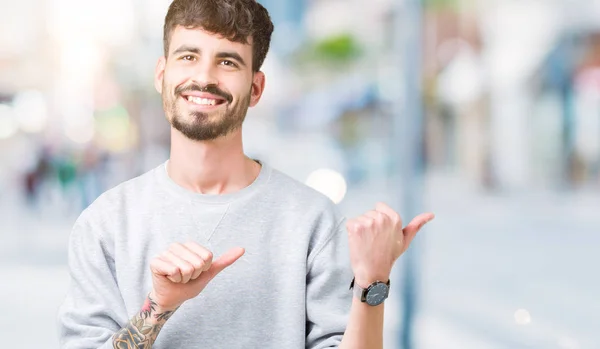 Jovem Homem Bonito Vestindo Camisola Sobre Fundo Isolado Apontando Para — Fotografia de Stock