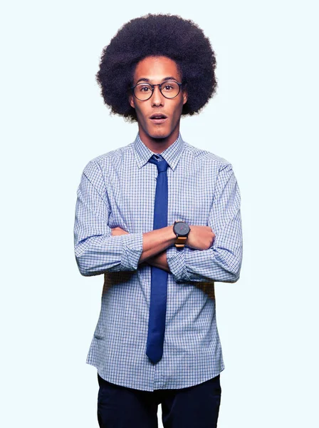 Fiatal Afro Amerikai Üzletember Afro Haj Szemüveg Félek Megdöbbentem Kifejezés — Stock Fotó