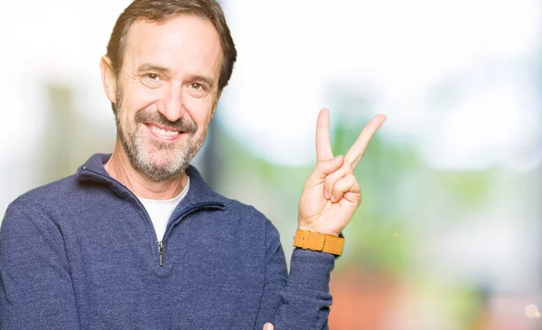 Homem Bonito Meia Idade Vestindo Uma Camisola Sorrindo Com Rosto — Fotografia de Stock