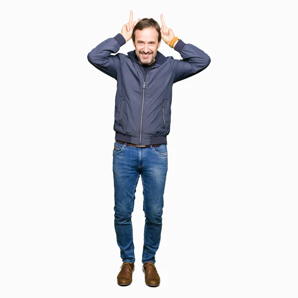 Homem Bonito Meia Idade Vestindo Uma Jaqueta Posando Engraçado Louco — Fotografia de Stock