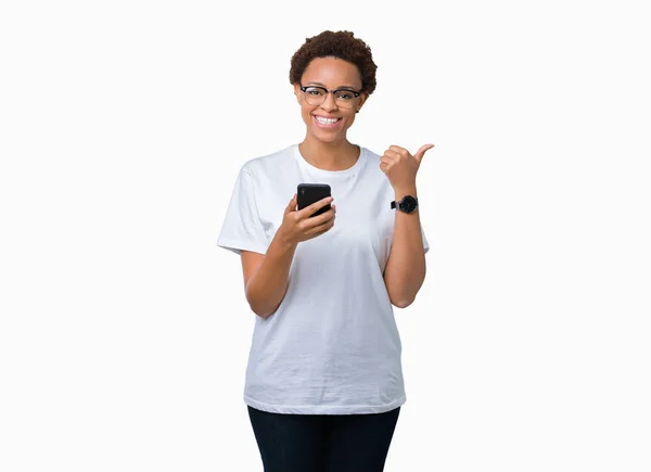 Jovem Afro Americana Usando Smartphone Sobre Fundo Isolado Apontando Mostrando — Fotografia de Stock