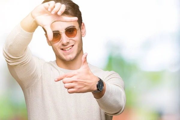 Joven Hombre Guapo Con Gafas Sol Sobre Fondo Aislado Sonriendo — Foto de Stock
