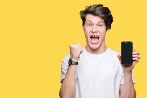 Mladý Muž Zobrazení Smartphone Obrazovky Izolované Pozadí Křičí Hrdá Slaví — Stock fotografie