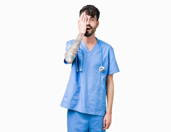 Joven Enfermero Guapo Vistiendo Uniforme Cirujano Sobre Fondo Aislado Cubriendo —  Fotos de Stock