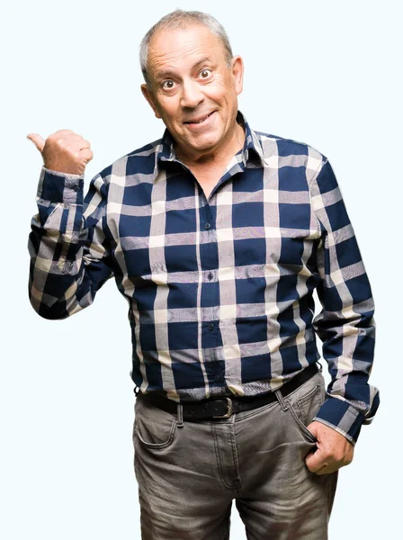 Knappe Senior Man Dragen Casual Shirt Glimlachend Met Blij Gezicht — Stockfoto