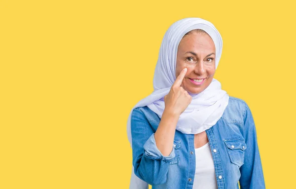 Medelåldern Östra Arabisk Kvinna Bär Arabiska Hijab Över Isolerade Bakgrund — Stockfoto