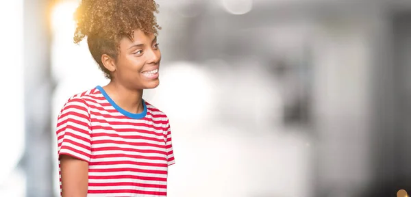 Hermosa Mujer Afroamericana Joven Sobre Fondo Aislado Mirando Hacia Otro — Foto de Stock