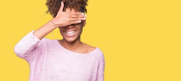 Красива Молода Афро Американських Жінка Окулярах Над Ізольованих Фону Посміхаючись — стокове фото