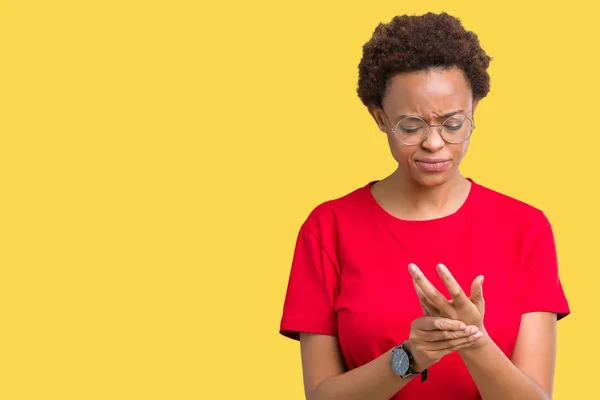 孤立した背景の手と指 関節炎の炎症の痛みに苦しんで上メガネ美しい若いアフリカ系アメリカ人女性 — ストック写真