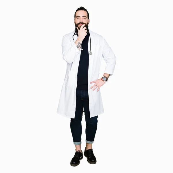 Lekarz Długimi Włosami Sobie Medycznych Płaszcz Stetoskop Patrząc Pewny Siebie — Zdjęcie stockowe