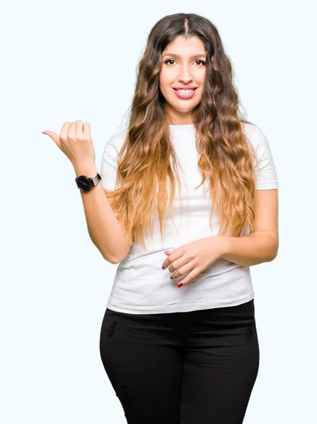 Jovem Mulher Bonita Vestindo Casual Shirt Branca Sorrindo Com Rosto — Fotografia de Stock