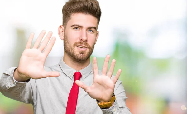 Joven Hombre Negocios Guapo Sonriendo Haciendo Marco Usando Las Manos —  Fotos de Stock