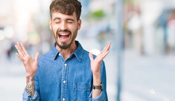 Stilig Ung Över Isolerade Bakgrund Firar Arg Och Galen För — Stockfoto