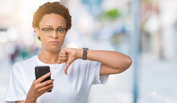 Jeune Femme Afro Américaine Utilisant Smartphone Sur Fond Isolé Avec — Photo