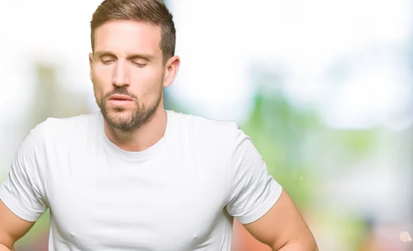 Pohledný Muž Nosí Ležérní Bílé Tričko Rukou Žaludek Protože Zažívací — Stock fotografie
