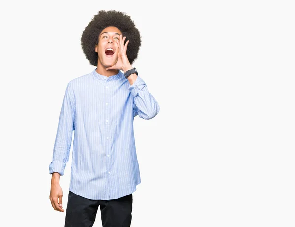 Joven Afroamericano Con Pelo Afro Gritando Gritando Fuerte Lado Con —  Fotos de Stock