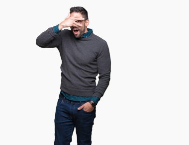 Mahcup ifadeyle parmaklarımın arasından seyir yüz ve gözler el ile kapsayan şok bakmak izole arka plan üzerinde gözlük takan genç yakışıklı adam.