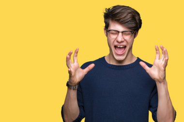 Yakışıklı delikanlı deli ve silah ile başarı için deli kutluyor izole arka plan üzerinde gözlük takan kaldırdı ve heyecanlı çığlık gözler kapalı. Kazanan kavramı