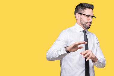 Genç yakışıklı iş adamı izole arka plan üzerinde gözlük tiksinti ifadesi, memnun ve korkulu tiksinti yüz yapıyorsun çünkü nefret tepki. Elleriyle kaldırdı. Sinir bozucu kavramı.