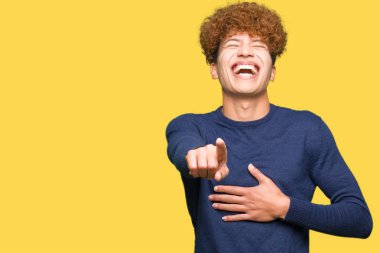 Afro saçlı yakışıklı delikanlı gülme sizin parmak el kamerasıyla göğüs üzerinde utanç ifadesi işaret eden